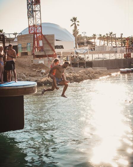 Sprung ins Meer vom Noa Beach Club bei #bavariagoeszrce